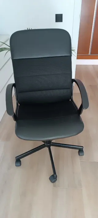 Silla de oficina giratoria negra