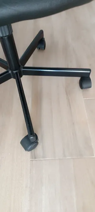 Silla de oficina giratoria negra