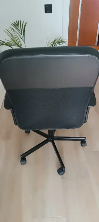 Silla de oficina giratoria negra