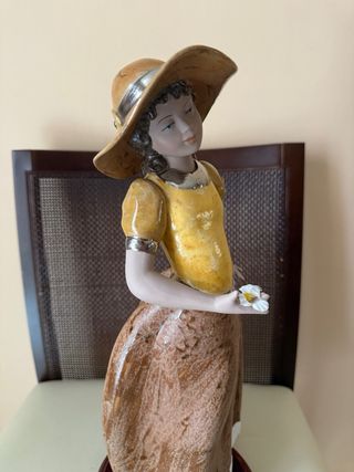 Figura de cerámica mujer con sombrero