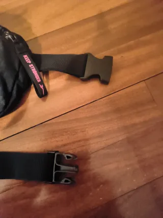 Riñonera ligera deportiva negra y rosa