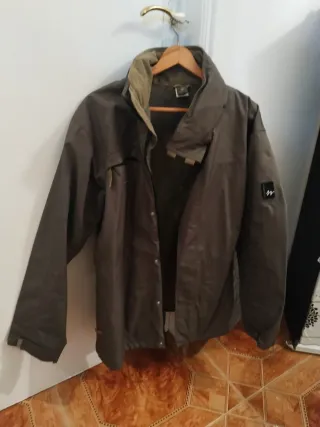 Chaqueta impermeable verde militar