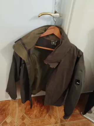 Chaqueta impermeable verde militar