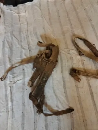 Arreos antiguos de cuero y cuerda