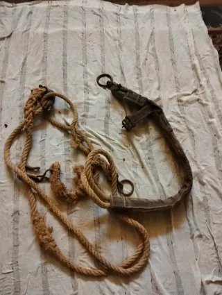 Arreos antiguos de cuero y cuerda