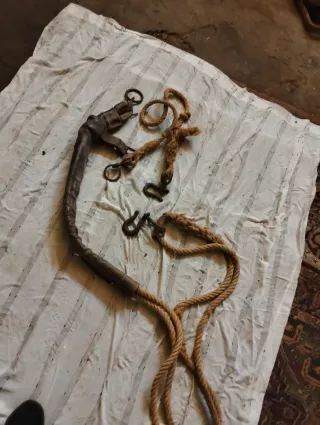 Arreos antiguos de cuero y cuerda