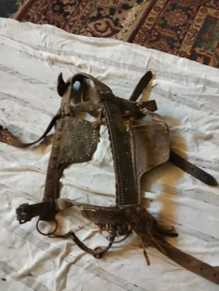 Arreos antiguos de cuero y cuerda