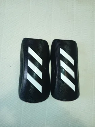Espinilleras Adidas Negras con Rayas Blancas