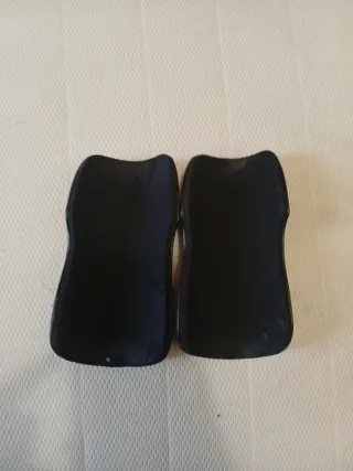 Espinilleras Adidas Negras con Rayas Blancas