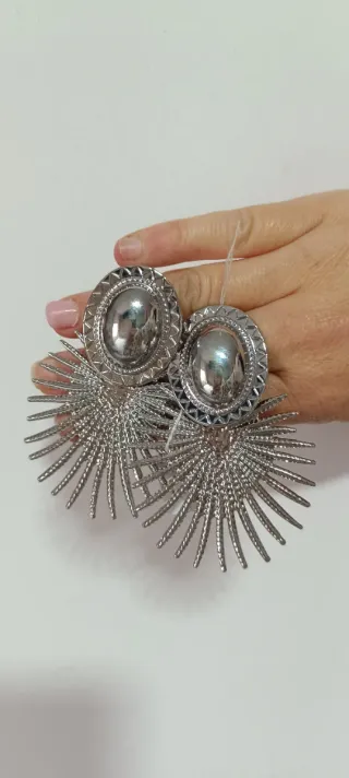 Pendientes plateados llamativos