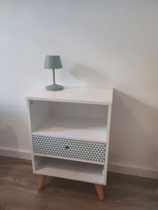 Mesita de noche + luz USB verde EN REUS, NO ENVIO