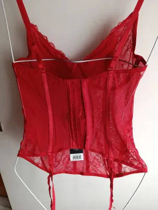Corpiño de encaje rojo. 80C