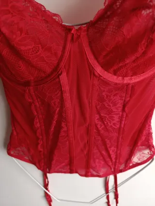 Corpiño de encaje rojo. 80C