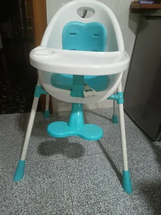 Trona de bebé blanca y azul