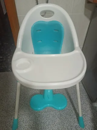 Trona de bebé blanca y azul