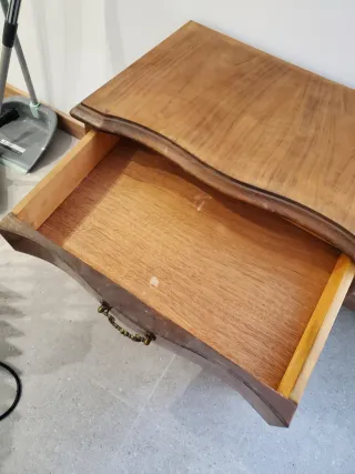 Mesita de noche antigua de madera