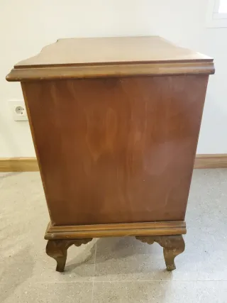 Mesita de noche antigua de madera