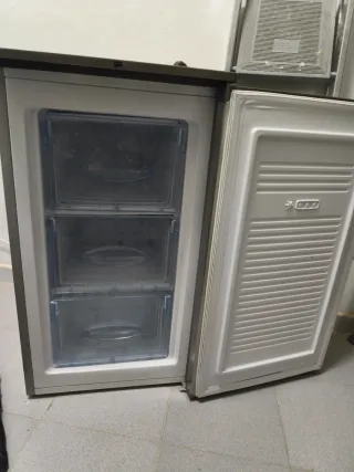 Congelador vertical bajo encimera MAKRO