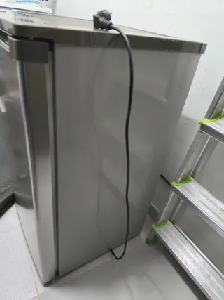 Congelador vertical bajo encimera MAKRO