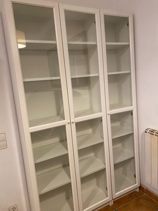Librería Ikea puertas cristal blanca