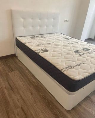Set letto completo: base, materasso, testiera e comodini