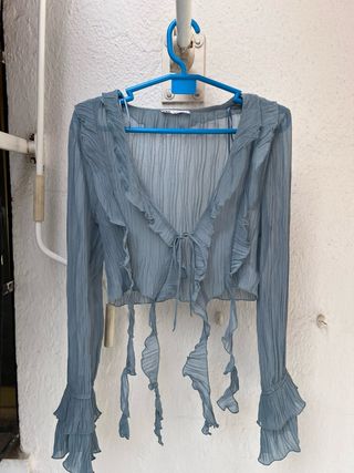 BLUSA AZUL LIGERA CON VOLANTES