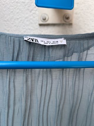 BLUSA AZUL LIGERA CON VOLANTES