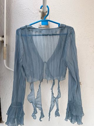 BLUSA AZUL LIGERA CON VOLANTES