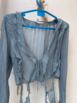 BLUSA AZUL LIGERA CON VOLANTES