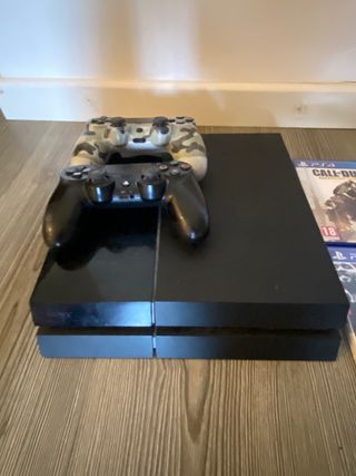 PS4 (PlayStation 4) con 2 mandos y juegos