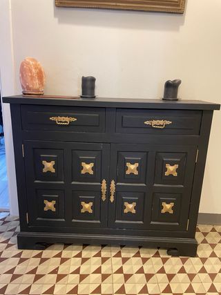Mueble recibidor negro y espejo