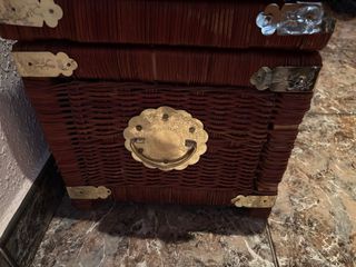 Baúl de mimbre con cierre dorado