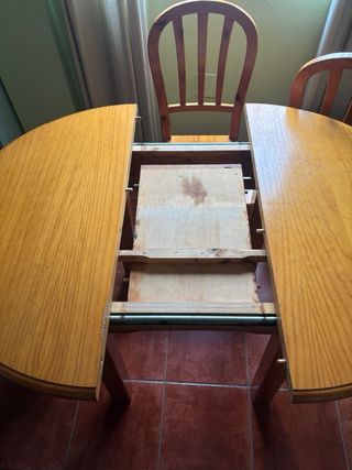 Mesa de madera con 4 sillas