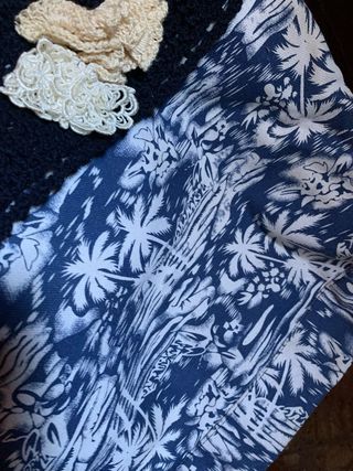 Bolso de playa azul y blanco