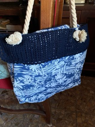 Bolso de playa azul y blanco