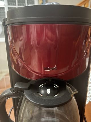 Cafetera de goteo roja y negra