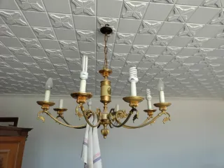 Lámpara de techo dorada y blanca