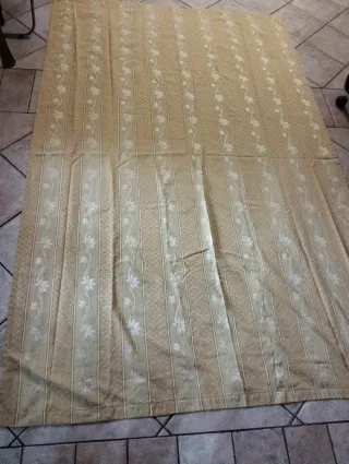 Tenda con fiori dorati