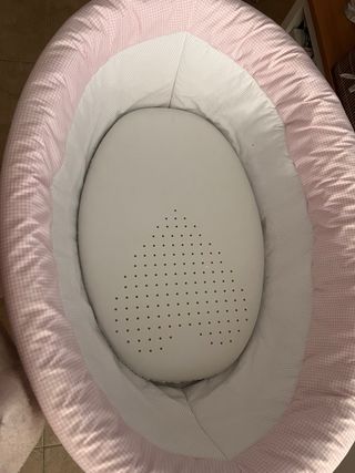 Minicuna madera blanca y rosa. Es muy bonita