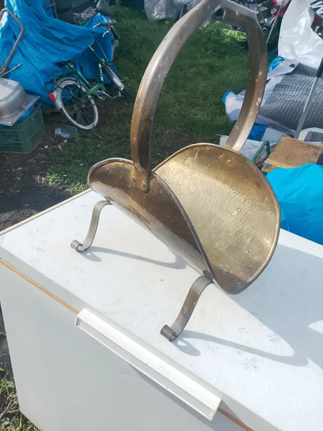 Jarrón grande de latón con asas