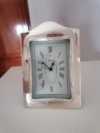 Reloj de mesa plata