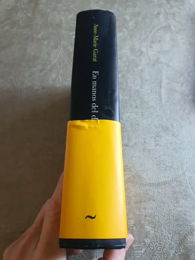 En manos del diablo (La otra orilla) (Spanish E...