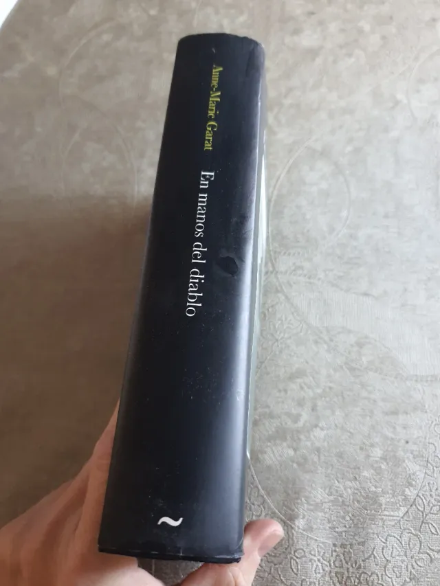 En manos del diablo (La otra orilla) (Spanish E...