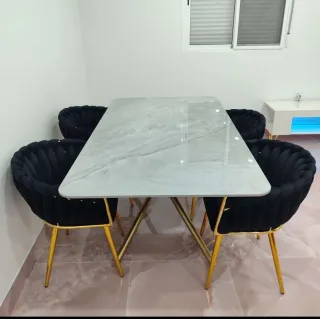 Mesa comedor imitación mármol y patas doradas