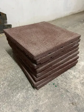 Pesas, barras y mancuernas para entrenar en casa.