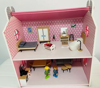 Casa de muñecas de madera con muebles