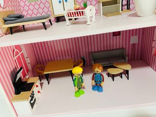 Casa de muñecas de madera con muebles