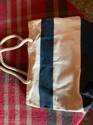 Bolso de tela con pompones y flecos