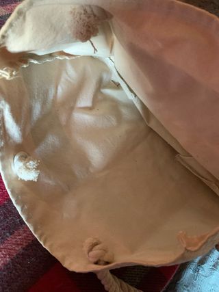 Bolso de tela con pompones y flecos