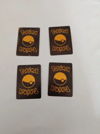Cartas Pokémon de color negro